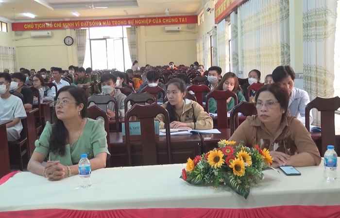 Mỹ Tú khai giảng lớp bồi dưỡng nhận thức về Đảng
