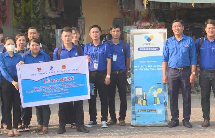 Kế Sách: Huyện đoàn ra quân hướng dẫn cho người dân thực hiện dịch vụ công trực tuyến
