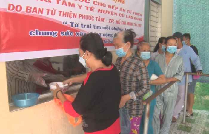 Hội Chữ thập đỏ tỉnh Sóc Trăng trao tặng máy lọc nước cho Bếp ăn từ thiện Trung tâm Y tế huyện Cù Lao Dung