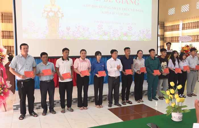 Trần Đề: Bồi dưỡng nhận thức về Đảng cho 95 học viên  