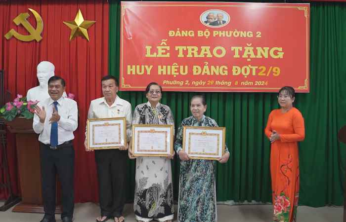 TP. Sóc Trăng có 84 đảng viên nhận Huy hiệu Đảng đợt 2-9