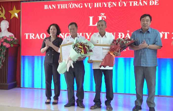 Trần Đề: Trao tặng Huy hiệu Đảng đợt 2-9 