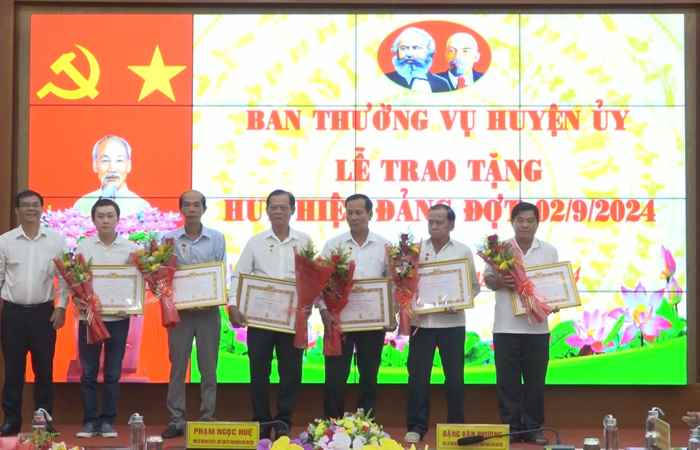  Mỹ Xuyên: Trao tặng, truy tặng Huy hiệu Đảng đợt 2-9