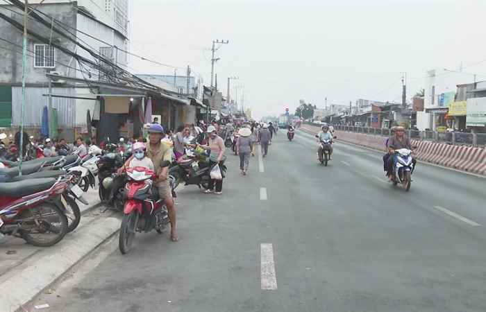 Tình trạng lấn chiếm đường làm nơi mua bán trên Quốc lộ 1 (11-3-2024)