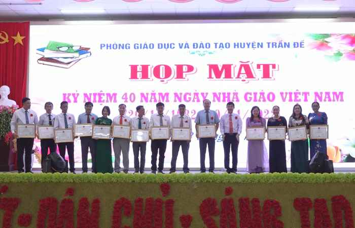 Trần Đề họp mặt Ngày Nhà giáo Việt Nam