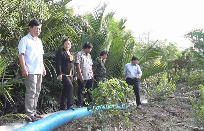 Trần Đề: Lãnh đạo Ủy ban nhân dân huyện kiểm tra các đoạn đê bao xung yếu