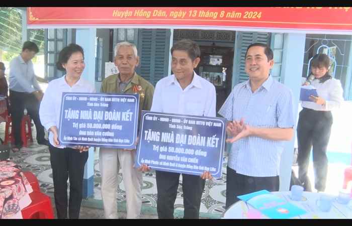 Ủy ban MTTQ Việt Nam tỉnh Sóc Trăng bàn giao nhà đại đoàn cho gia đình chính sách tại huyện Hồng Dân