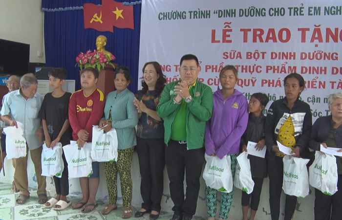 Trao tặng sữa dinh dưỡng cho phụ nữ, trẻ em, người khuyết tật có hoàn cảnh khó khăn tại TX. Vĩnh Châu