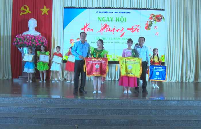 Vĩnh Châu: Tổng kết hoạt động của Hội diễn văn nghệ Hoa phượng đỏ và Liên hoan các đội tuyên truyền măng non
